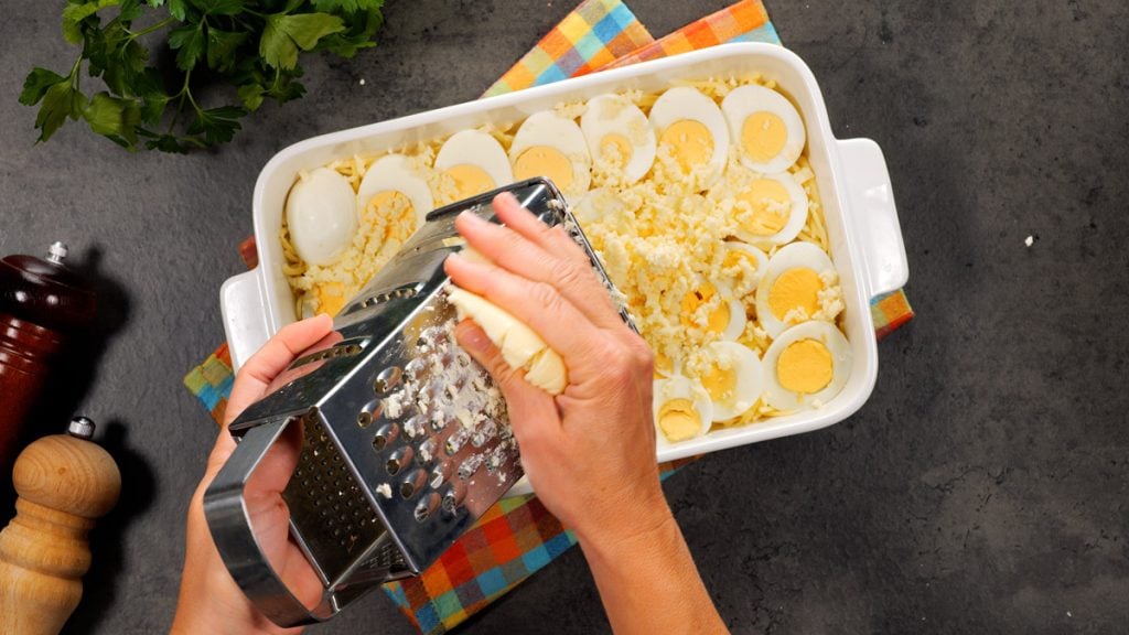 Pečené brambory s brynzou a sýrem: Snadný recept na vydatný oběd