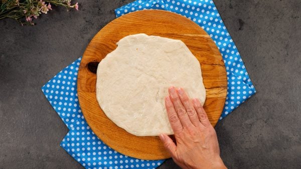 Domácí kynutý langoš plněný šunkou a sýrem