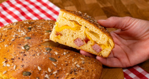 Vláčná focaccia s uzenými klobáskami a sýrem: Tradiční recept na italský slaný koláč Vláčná focaccia s uzenými klobáskami a sýrem: Tradiční recept na italský slaný koláč