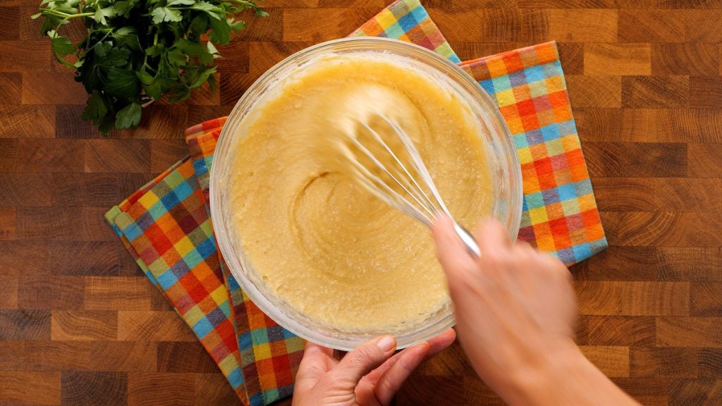 Vláčná focaccia s uzenými klobáskami a sýrem: Tradiční recept na italský slaný koláč