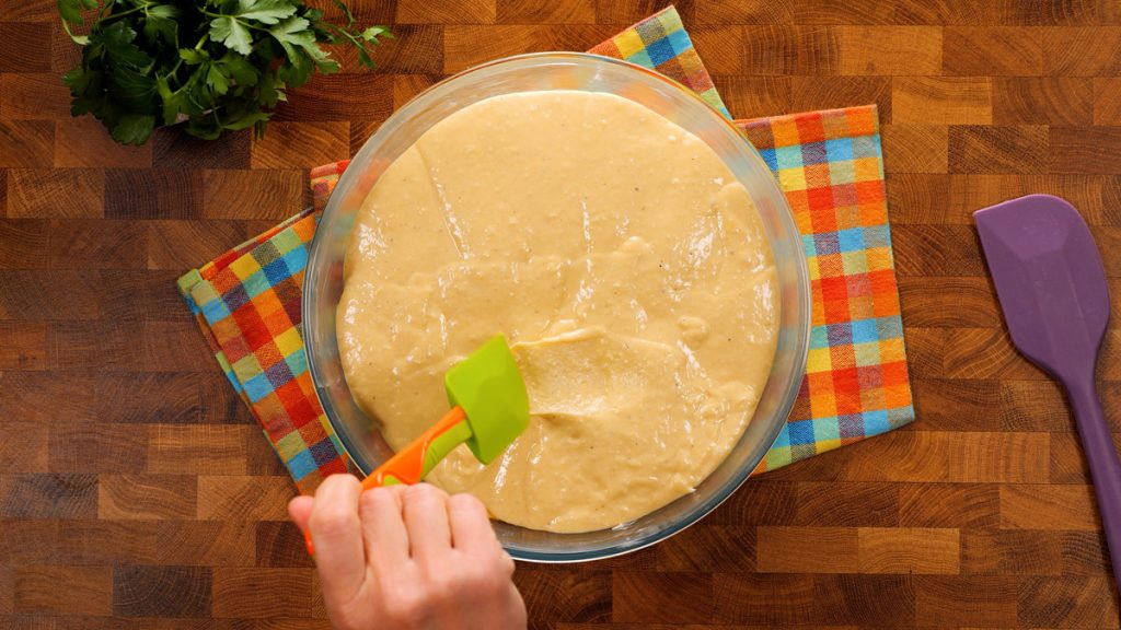 Vláčná focaccia s uzenými klobáskami a sýrem: Tradiční recept na italský slaný koláč