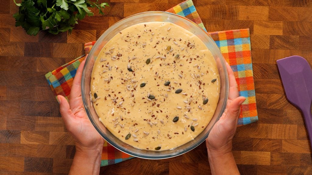 Vláčná focaccia s uzenými klobáskami a sýrem: Tradiční recept na italský slaný koláč