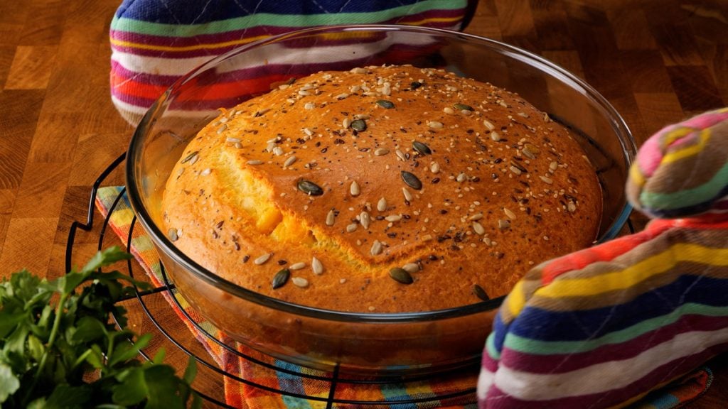 Vláčná focaccia s uzenými klobáskami a sýrem: Tradiční recept na italský slaný koláč