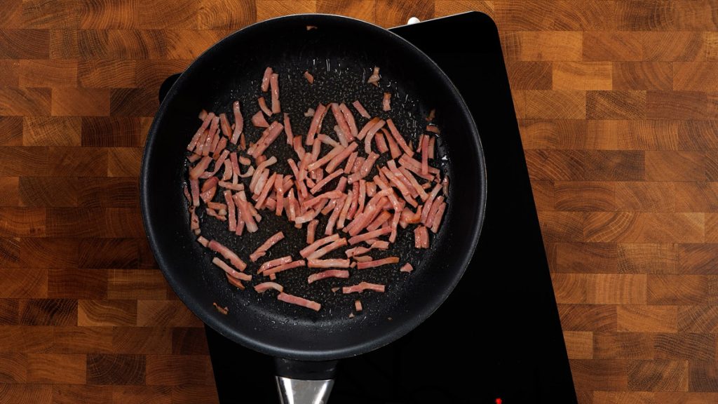 Bageta plněná vejcem, slaninou a zeleninou se sýrem - perfektní občerstvení