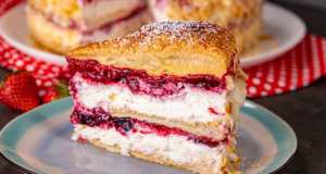 Dort s lesním ovocem, mascarpone a jogurtovým krémem Křupavý listový dort s lesním ovocem, mascarpone a jogurtovým krémem