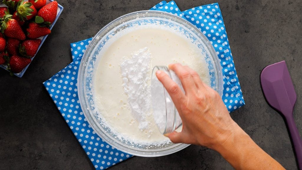 Dort s lesním ovocem, mascarpone a jogurtovým krémem