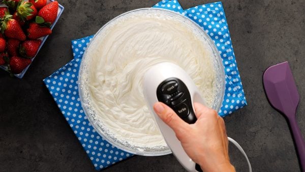 Dokonalý skládaný smetanový dort s bobulovým ovocem a mascarpone z listového těsta