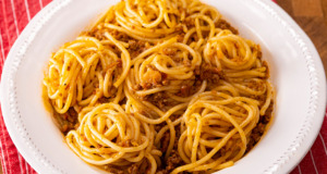 Tradiční špagety Bolognese s hovězím masem a slaninou Tradiční špagety Bolognese s hovězím masem a slaninou