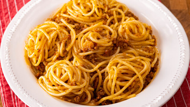 Tradiční špagety Bolognese s hovězím masem a slaninou