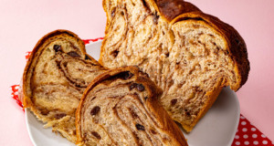 Lahodný kynutý koláč s ořechovou náplní, skořicí a rozinkami – perfektní pro každou příležitost Lahodný kynutý koláč s ořechovou náplní, skořicí a rozinkami – perfektní pro každou příležitost