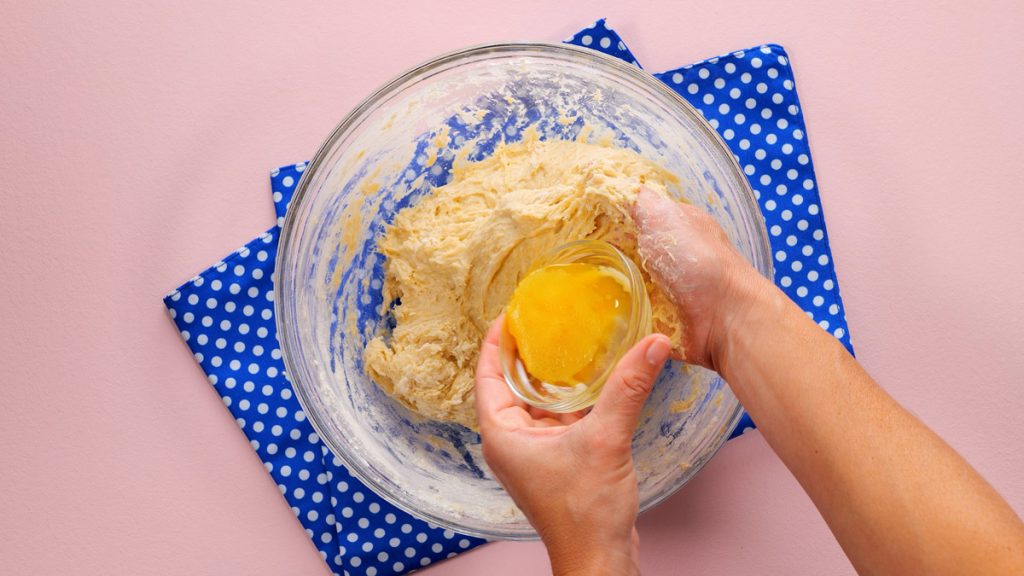 Lahodný kynutý koláč s ořechovou náplní, skořicí a rozinkami – perfektní pro každou příležitost