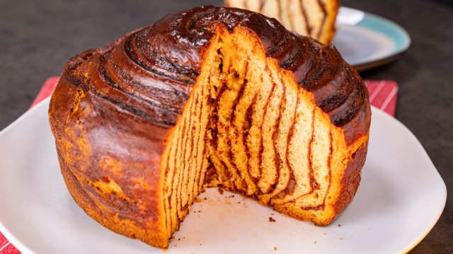 Luxusní rolovaný dort s ořechovým a kakaovým krémem: Recept na neodolatelný dezert Luxusní rolovaný dort s ořechovým a kakaovým krémem: Recept na neodolatelný dezert