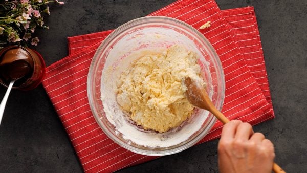 VIDEO: Domácí kynuté trojúhelníkové koblihy plněné nutellou - krok za krokem