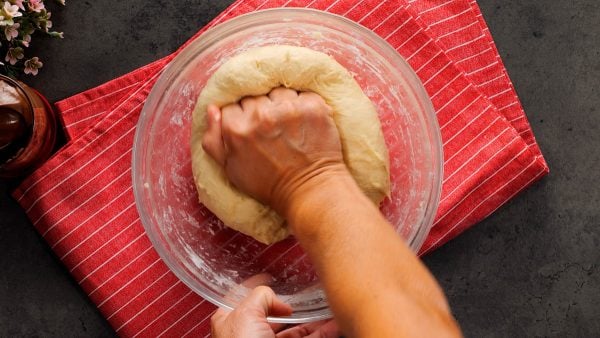 VIDEO: Domácí kynuté trojúhelníkové koblihy plněné nutellou - krok za krokem