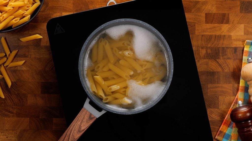 Krémové penne s rajčatovou omáčkou, česnekem a sýrem – jednoduchý recept