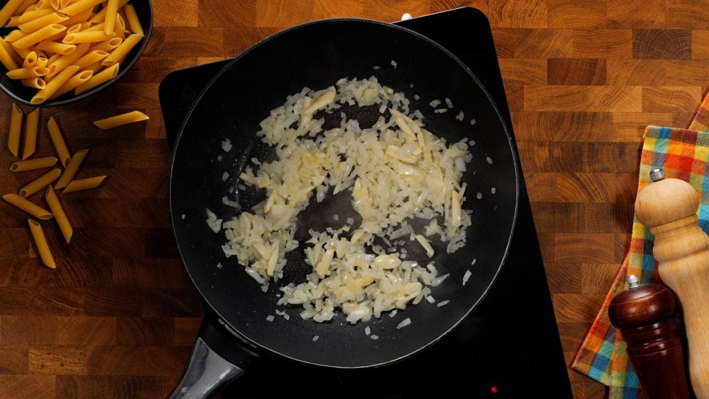 Krémové penne s rajčatovou omáčkou, česnekem a sýrem – jednoduchý recept