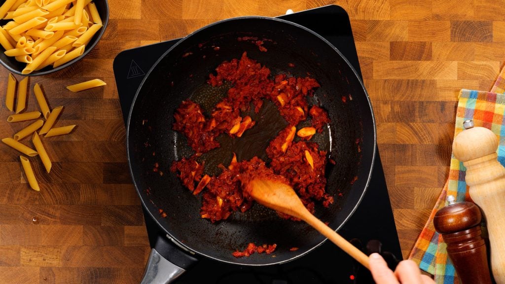 Krémové penne s rajčatovou omáčkou, česnekem a sýrem – jednoduchý recept