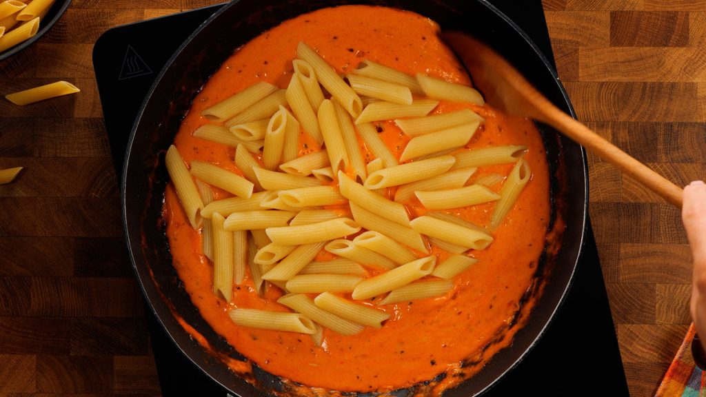 Krémové penne s rajčatovou omáčkou, česnekem a sýrem – jednoduchý recept