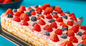 Ovocný piškotový dezert s jahodovým krémem a mascarpone – Osvěžující pochoutka plná ovoce Ovocný piškotový dezert s jahodovým krémem a mascarpone – Osvěžující pochoutka plná ovoce