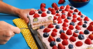 Osvěžující ovocný koláč s jahodami, malinami a mascarpone