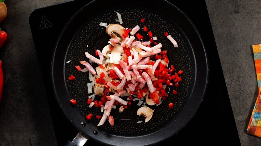 Nadýchané palačinky s náplní ze slaniny, žampionů a mozzarelly – krok za krokem