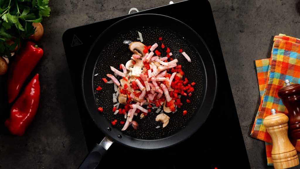 Nadýchané palačinky s náplní ze slaniny, žampionů a mozzarelly – krok za krokem