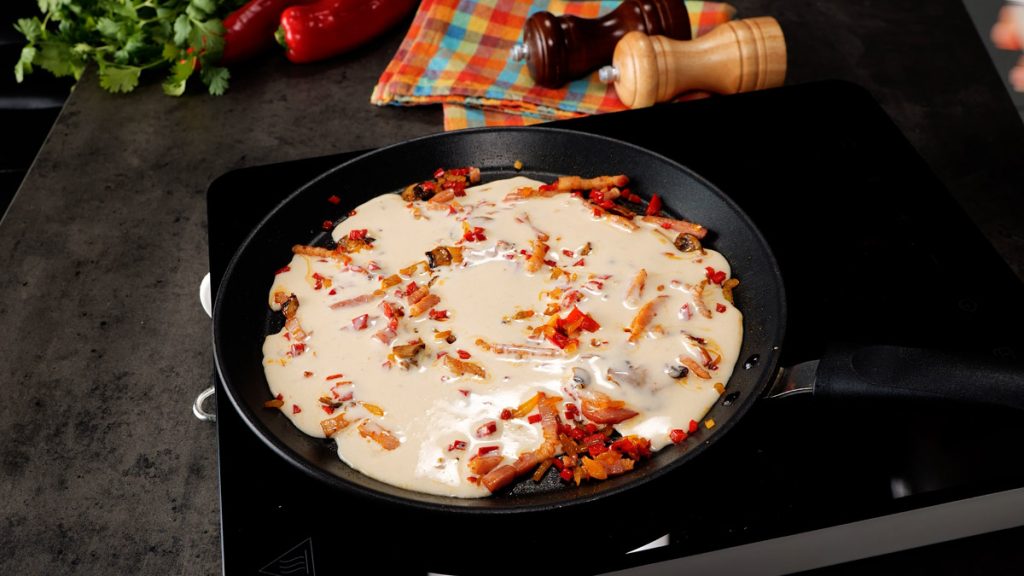 Nadýchané palačinky s náplní ze slaniny, žampionů a mozzarelly – krok za krokem