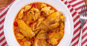 Tradiční kuřecí paprikáš s nadýchanými noky: Jednoduchý recept Tradiční kuřecí paprikáš s nadýchanými noky: Jednoduchý recept na voňavou klasiku