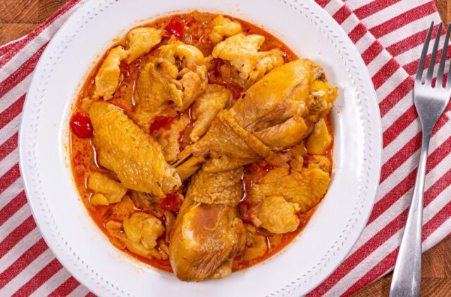 Tradiční kuřecí paprikáš s nadýchanými noky: Jednoduchý recept na voňavou klasiku Tradiční kuřecí paprikáš s nadýchanými noky: Jednoduchý recept na voňavou klasiku
