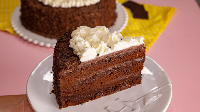 Čokoládový dort s kávovým sirupem a krémovou kakaovou náplní Čokoládový dort s kávovým sirupem a krémovou kakaovou náplní