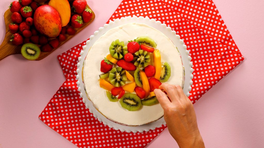 Nádherný ovocný dort s krémem z bílé čokolády: Recept krok za krokem