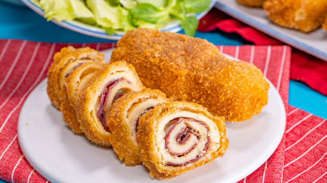 Cordon bleu - Smažená kuřecí prsa plněná šunkou a sýrem