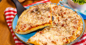 Opečené brambory se sýrem, slaninou a tymiánem – Rychlý a chutný recept na pánvi Opečené brambory se sýrem, slaninou a tymiánem