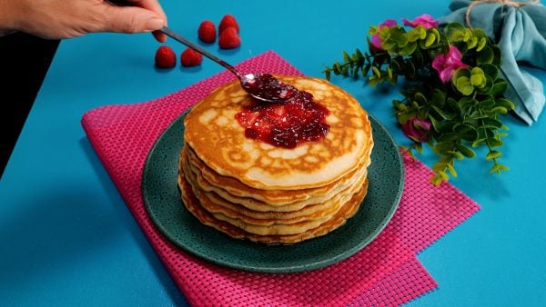 Palačinky na americký způsob s džemem, ovocem a medem