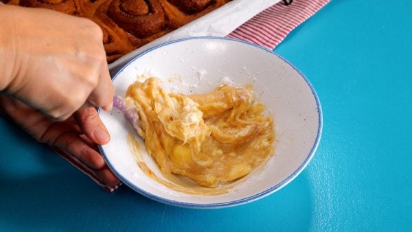 Nadýchané domácí skořicové šneky s tvarohovou polevou