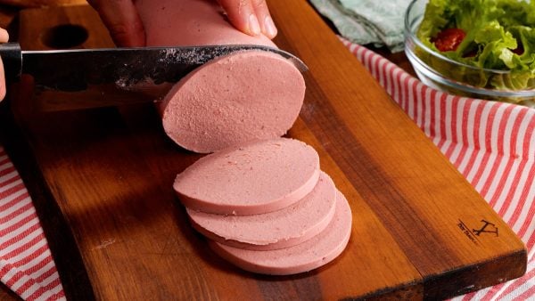 Domácí kuřecí parizer (mortadella) - tradiční salám plný skvělých chutí