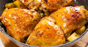 Pečená kuřecí stehna s medovou chilli omáčkou a bramborami: Lahodný a snadný recept Pečená kuřecí stehna s medovou chilli omáčkou a bramborami: Lahodný a snadný recept