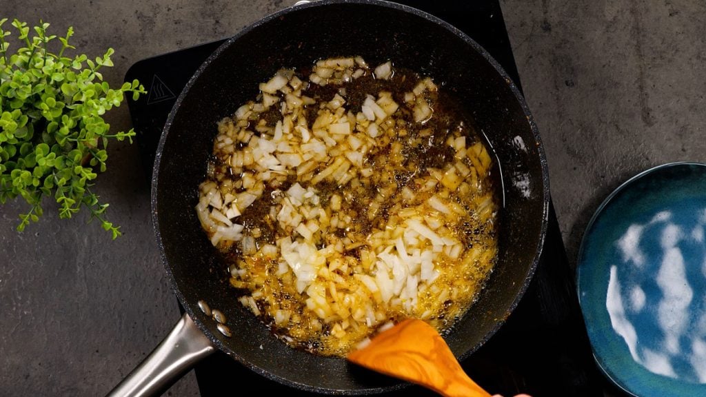 Pečená kuřecí stehna s medovou chilli omáčkou a bramborami: Lahodný a snadný recept