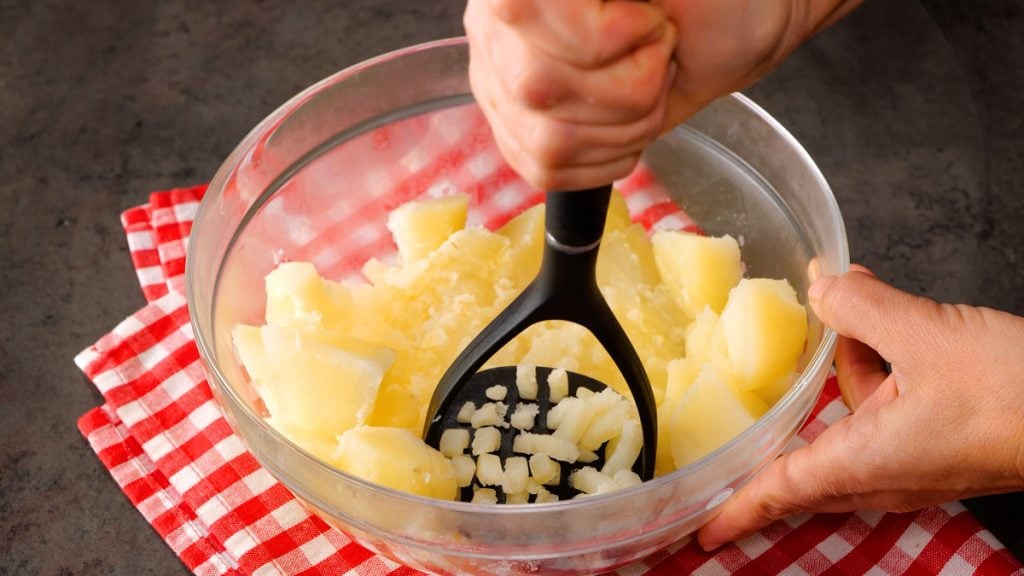 Křupavé bramborové kuličky plněné sýrem: Jednoduchý recept na dokonalý smažený snack