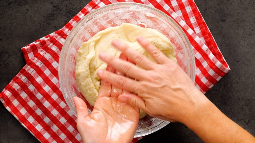 Křupavé bramborové kuličky plněné sýrem: Jednoduchý recept na dokonalý smažený snack