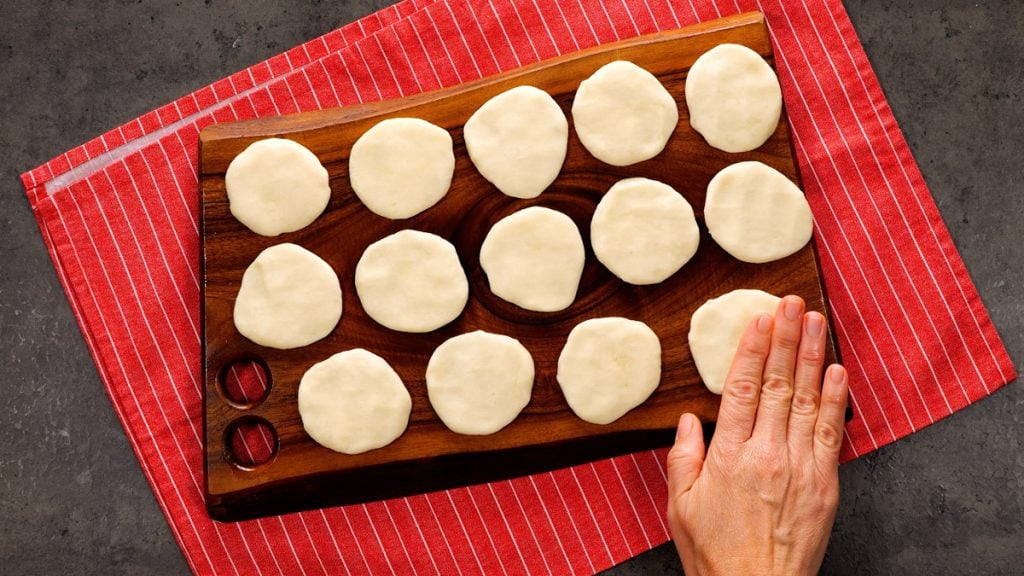 Křupavé bramborové kuličky plněné sýrem: Jednoduchý recept na dokonalý smažený snack