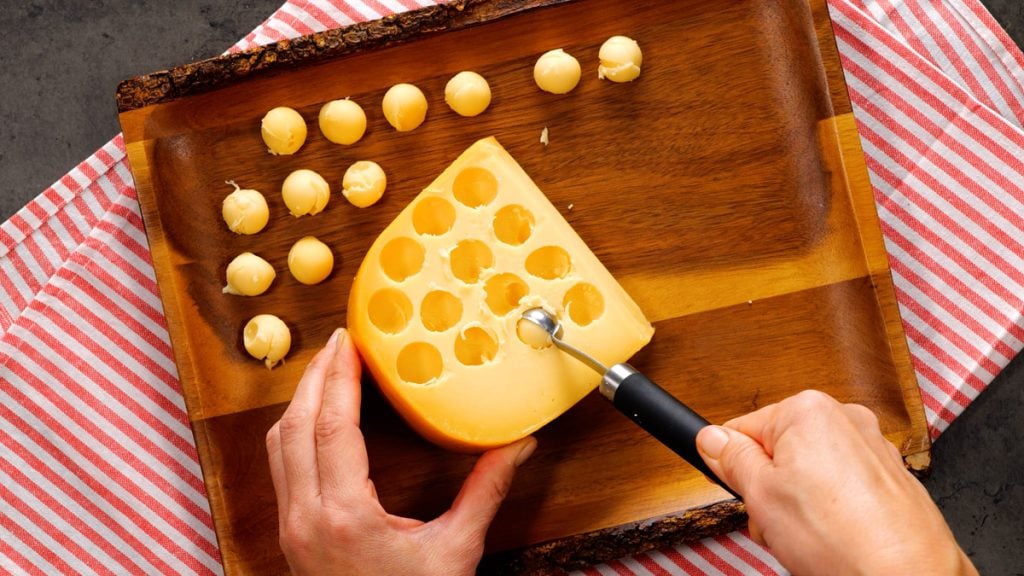 Křupavé bramborové kuličky plněné sýrem: Jednoduchý recept na dokonalý smažený snack