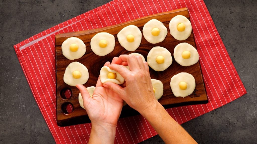 Křupavé bramborové kuličky plněné sýrem: Jednoduchý recept na dokonalý smažený snack