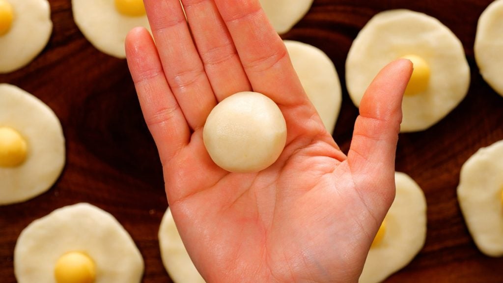 Křupavé bramborové kuličky plněné sýrem: Jednoduchý recept na dokonalý smažený snack