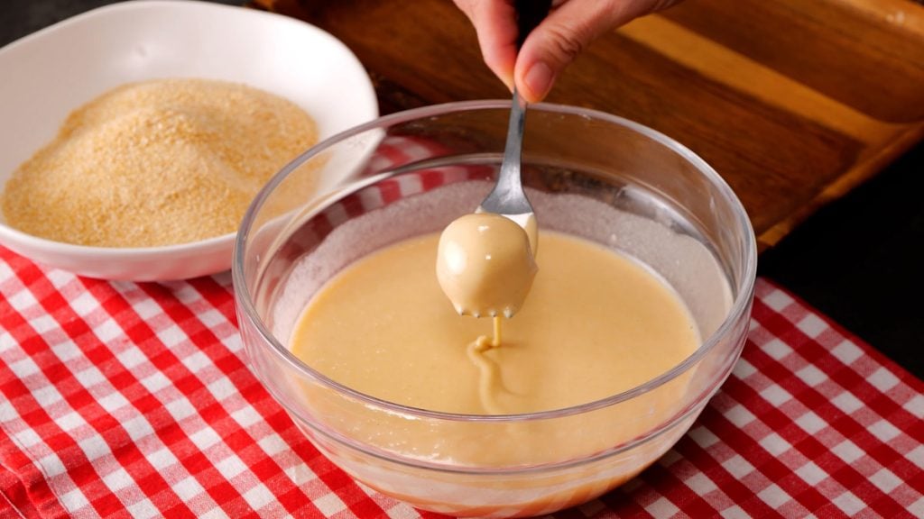 Křupavé bramborové kuličky plněné sýrem: Jednoduchý recept na dokonalý smažený snack