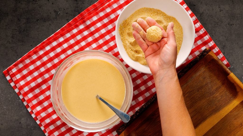 Křupavé bramborové kuličky plněné sýrem: Jednoduchý recept na dokonalý smažený snack