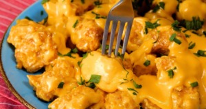 Lepkavé kuřecí kousky s bohatou sýrovou omáčkou Lepkavé kuřecí kousky s bohatou sýrovou omáčkou: Recept, který si zamilujete!