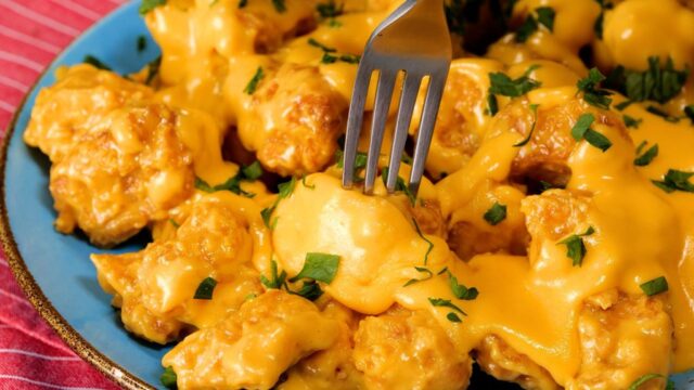 Lepkavé kuřecí kousky s bohatou sýrovou omáčkou: Recept, který si zamilujete! Lepkavé kuřecí kousky s bohatou sýrovou omáčkou: Recept, který si zamilujete!