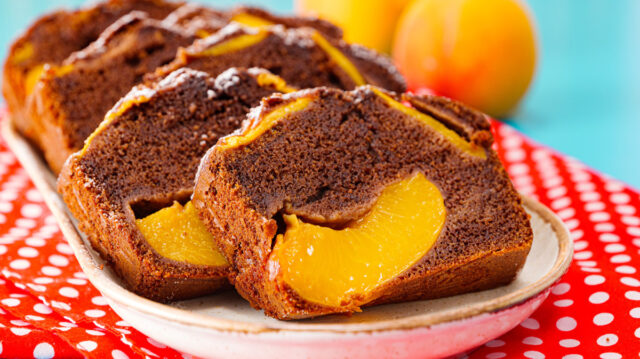 Šťavnatá broskvová bábovka s kakaem Šťavnatá broskvová bábovka s kakaem