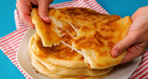 Recept na smažený kynutý slaný koláč plněný sýrem: Chutná pochoutka Recept na smažený kynutý slaný koláč plněný sýrem: Chutná pochoutka
